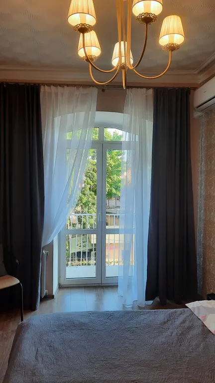 Просторная современная сталинка, в центре рядом с ресторанами и кафе