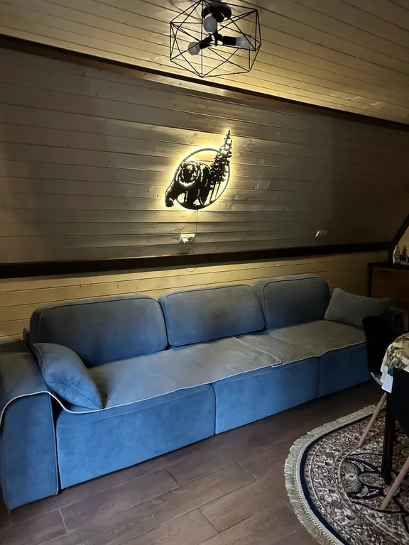 Сказочный дом в лесу с видом на горы