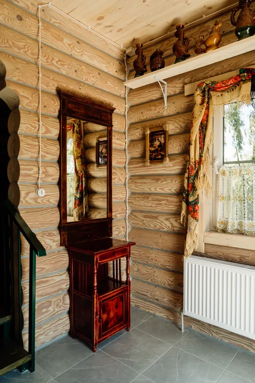 Двухэтажный сруб на берегу озера