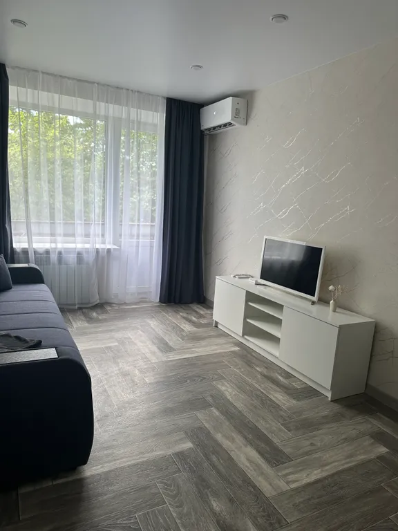 Квартира в тихом приморском районе, в тени деревьев