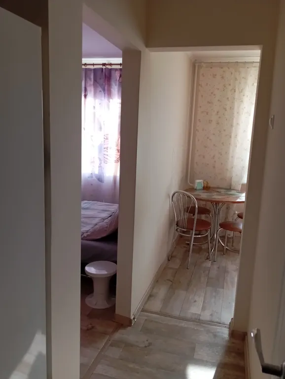 Скромная квартира с изолированными комнатами в центре