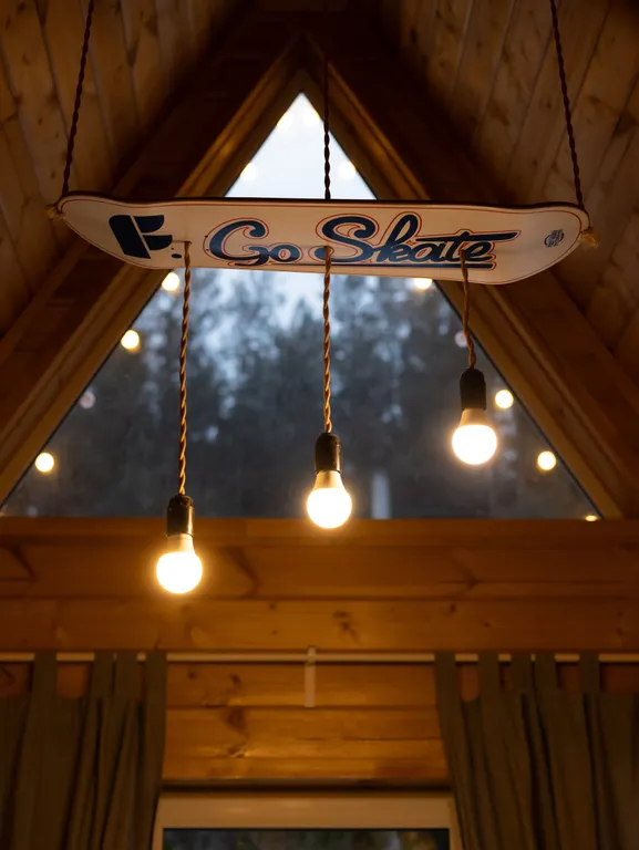 Уютный треугольный дом в окружении леса