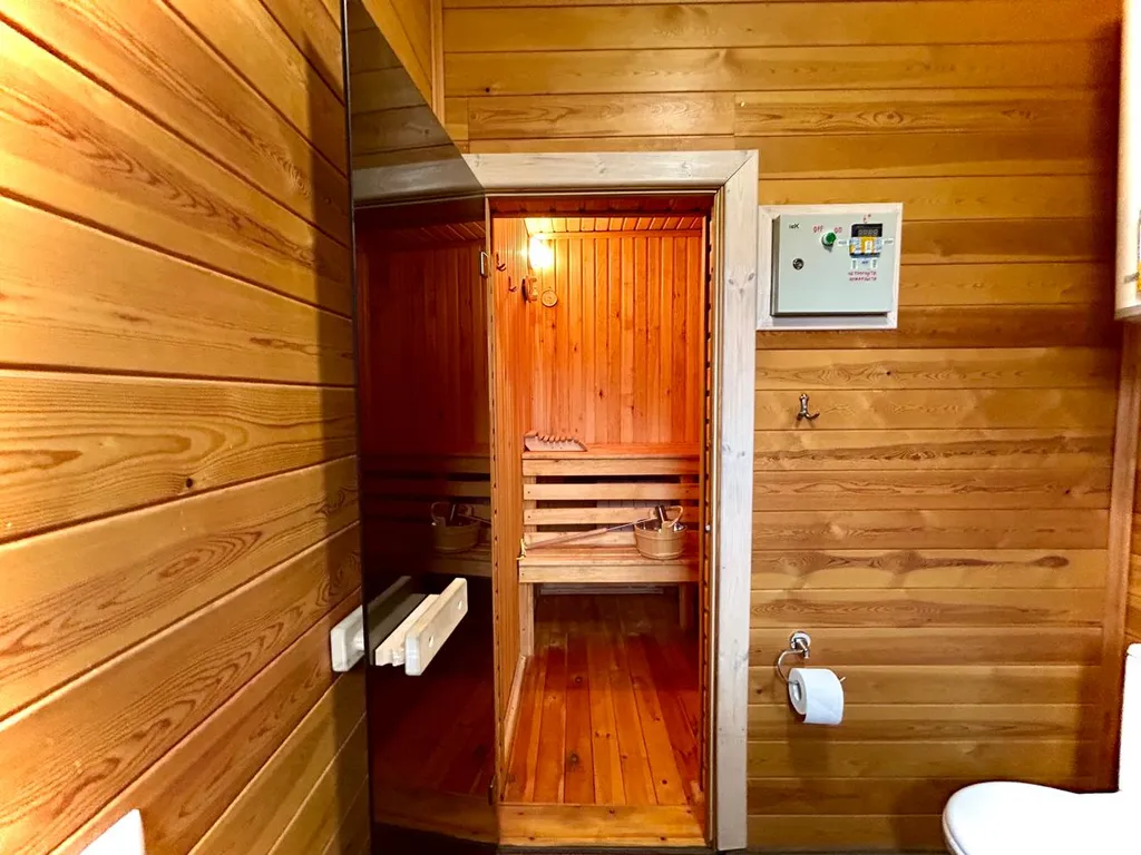 Коттедж с сауной на участке с хвойным лесом поблизости от Красноярска