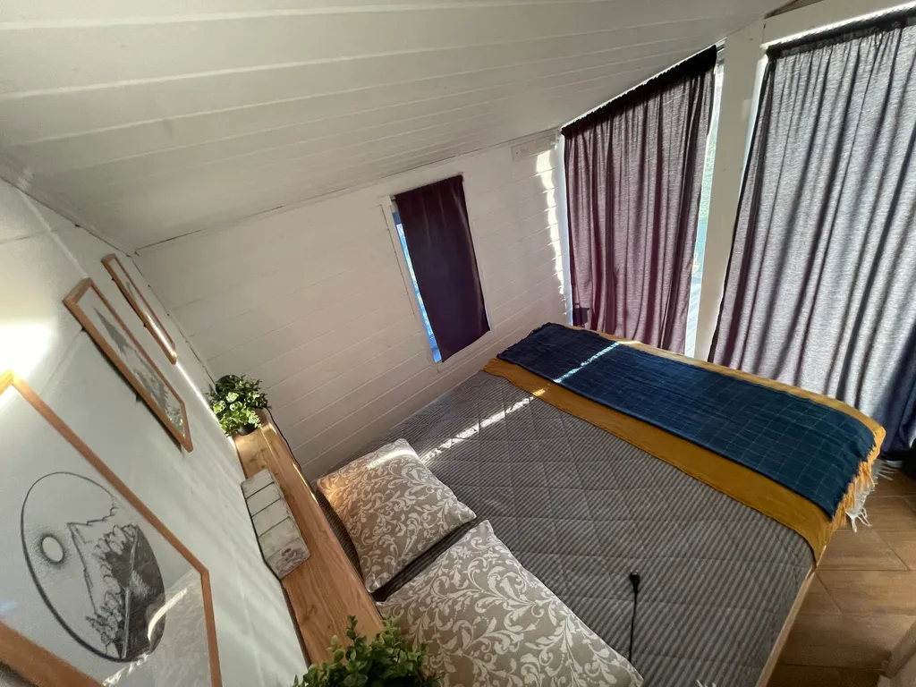 Уютный домик с панорамным остеклением недалеко от Пушкинских гор