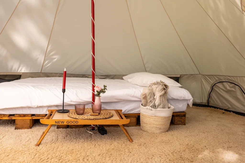 Уютный шатер среди деревьев на берегу озера