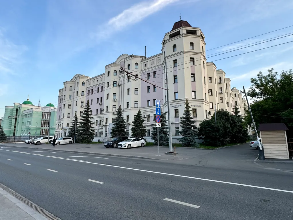 Шикарная квартира возле Кремля с общей парковкой на территории дома