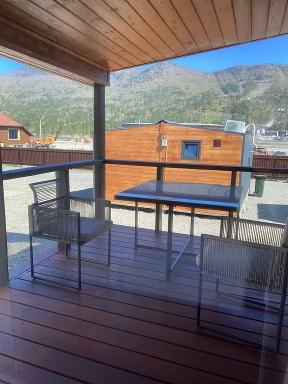 Дом с видом на горы Цветной