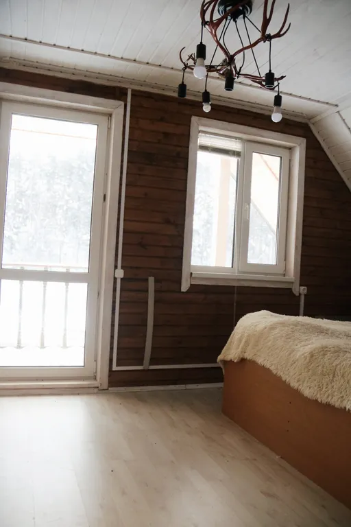 Коттедж на берегу реки с видом на сосновый лес