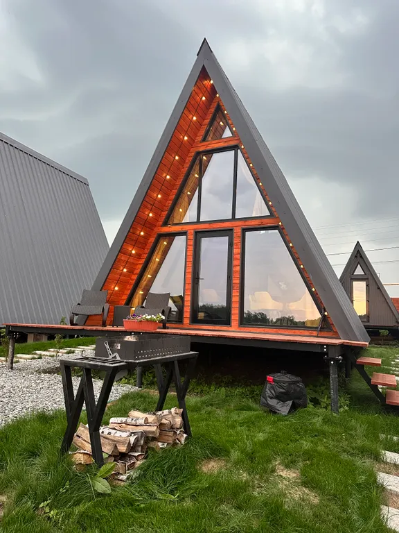 Треугольный дом A-фрейм с панорамными окнами Космос