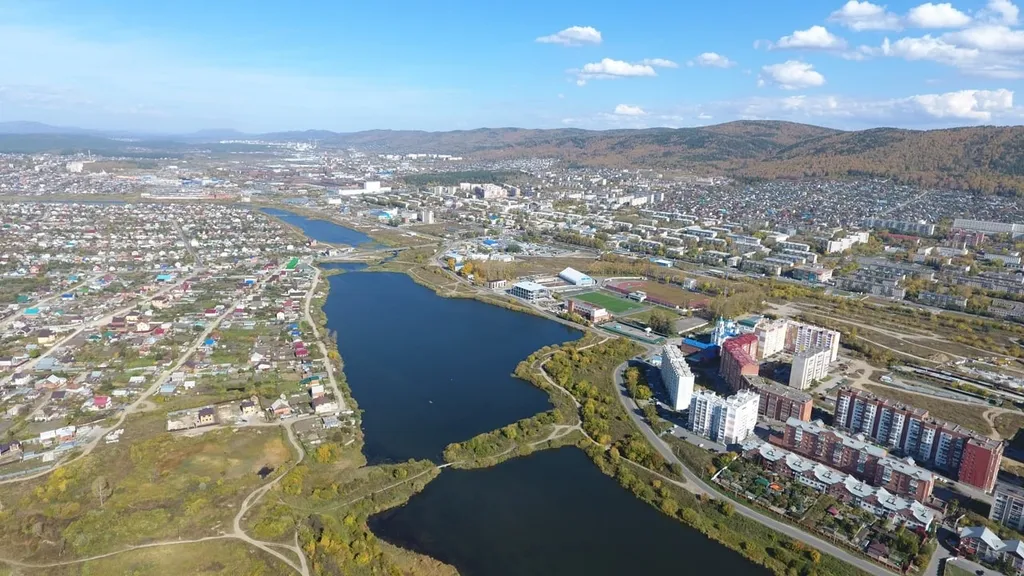 Ваш оазис спокойствия с видом на реку и горы в центре городской жизни