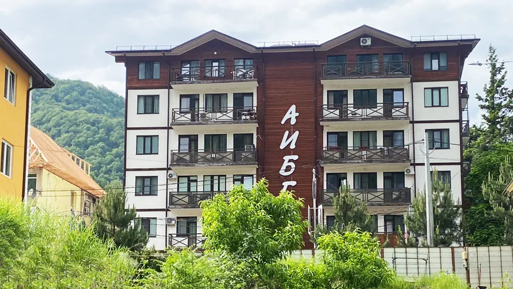 Просторный апартамент с панорамным видом на горы в центре. Спальня