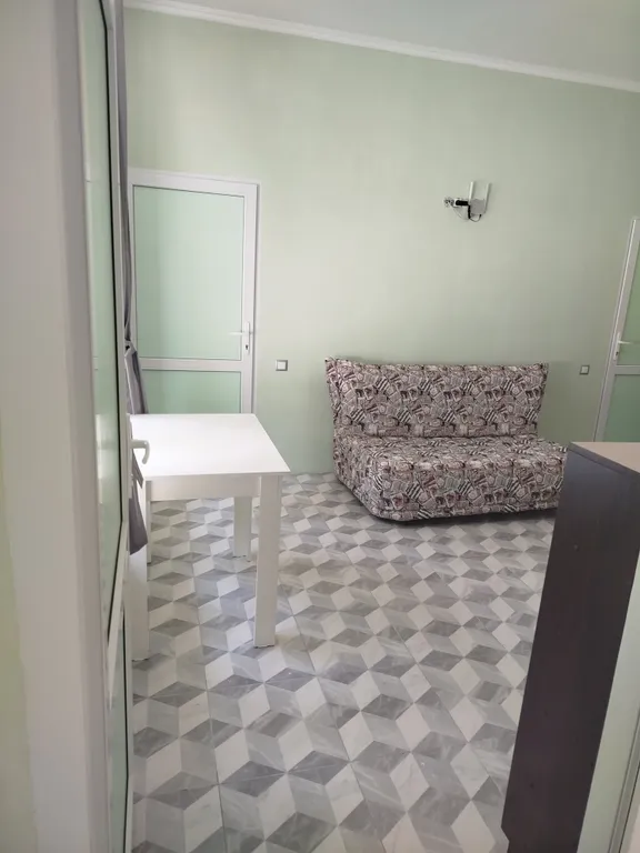 Комната с отдельной кухней в тихом районе, рядом с центром