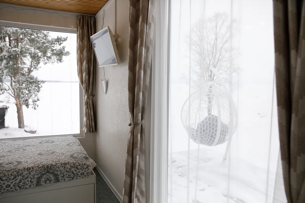 Глэмпинг на берегу с панорамными окнами