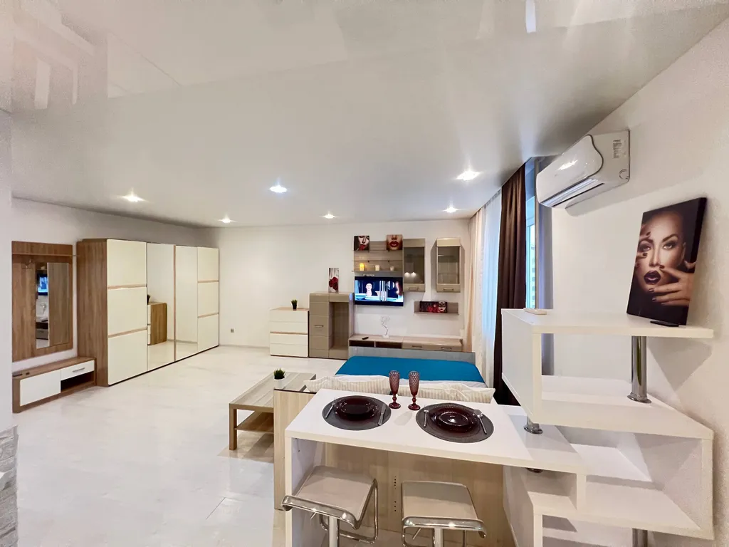 Дизайнерская студия в центре в новом доме