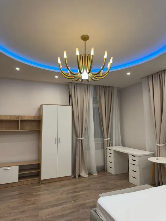 Резиденция в деревне в окружении леса