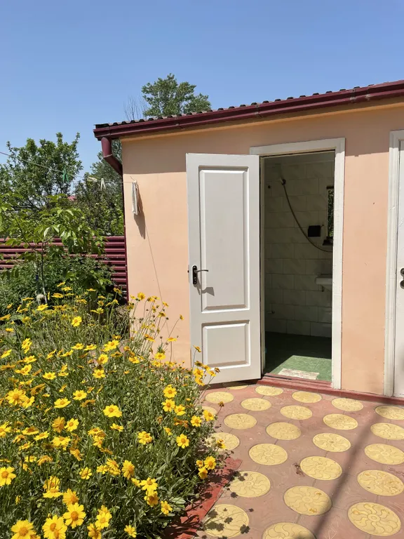 Небольшой дом в цветущем саду