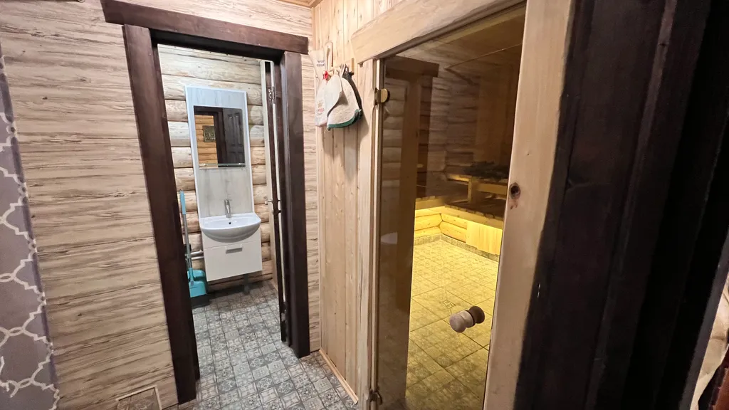 Рубленный дом - баня с террасой