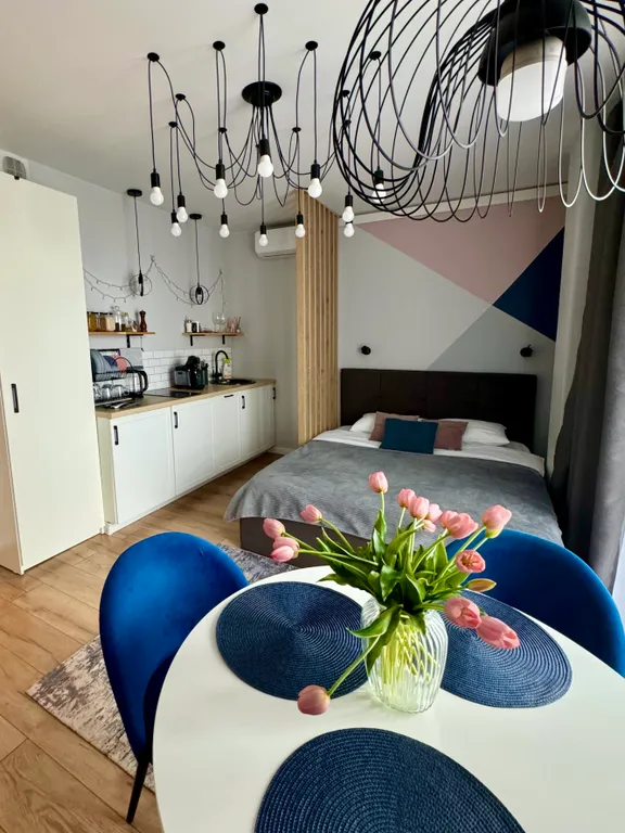 Синяя студия с панорамным окном и видом на закат