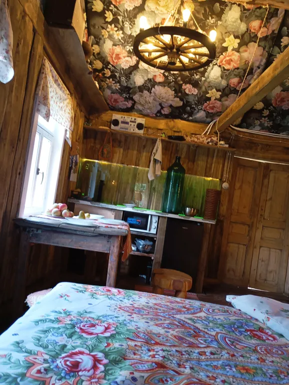 Изба с уютом детства, деревенский дом с баней и русским бытом