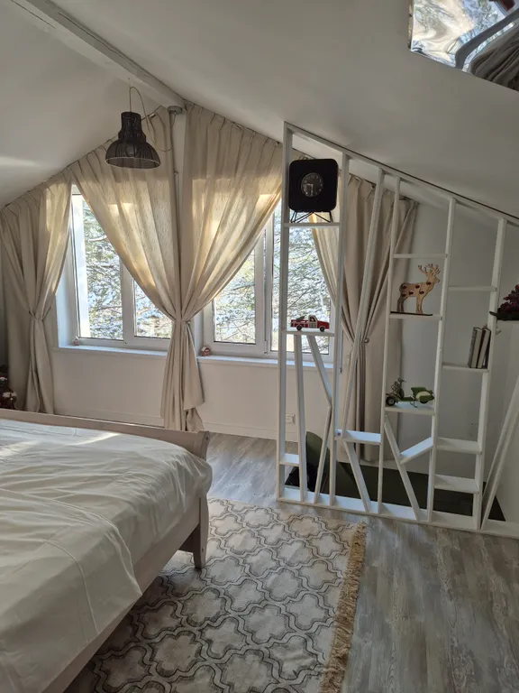 Дом сканди с камином с видом на озеро