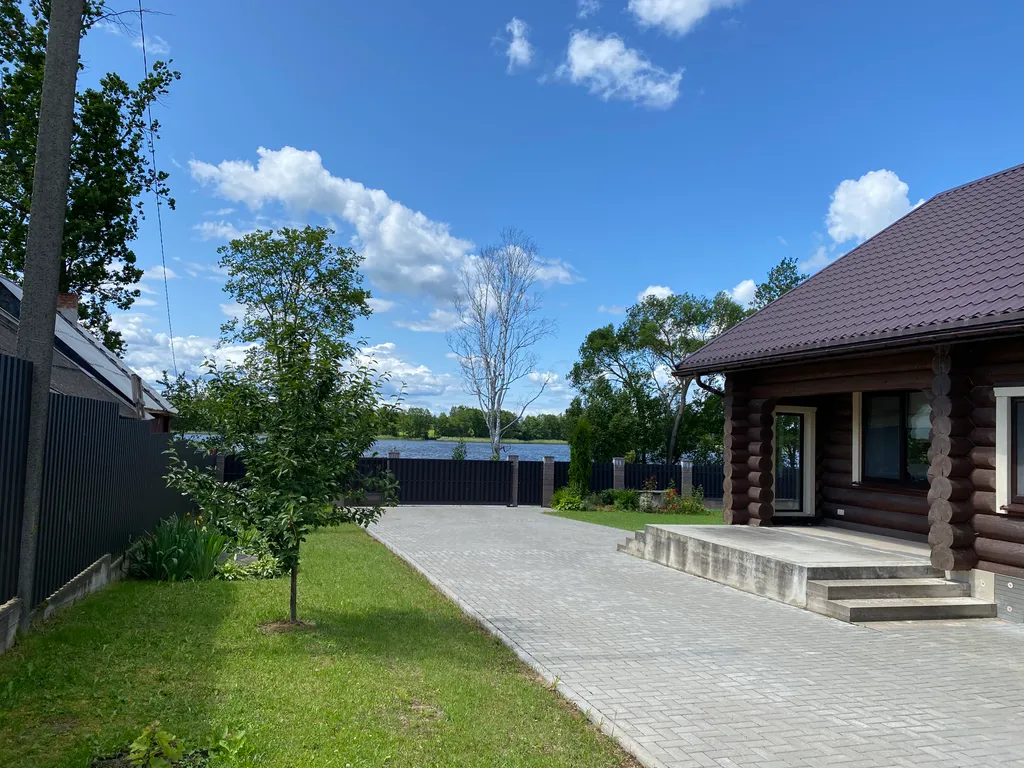 Деревянный комфортабельный дом на берегу озера