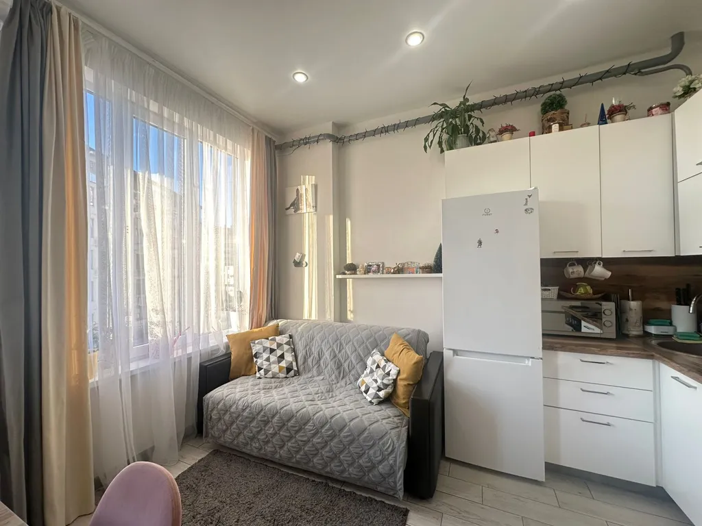 Coвpемeннaя евродвушка нa грaницe экoпapка с живописным oзеpом