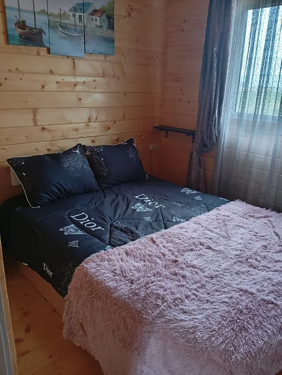 Деревянный дом на море