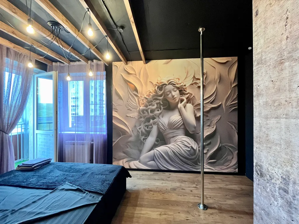 Стильная квартира с пилоном