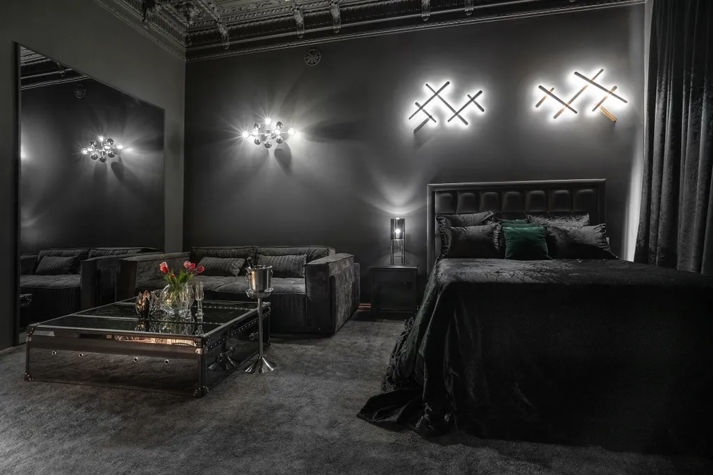 Черная комната с черными зеркалами и дизайнеским освещением
