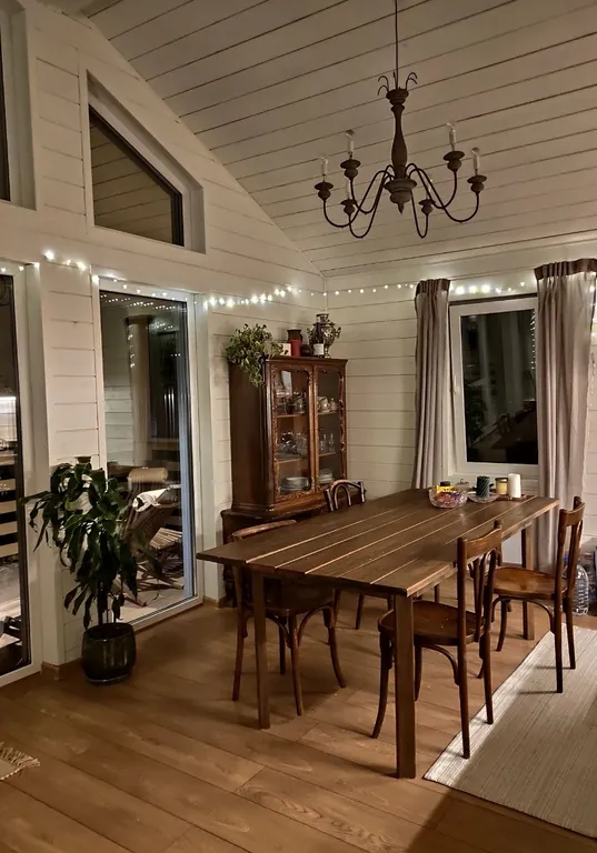 Дом с панорамными окнами и камином в Болотов Деревне