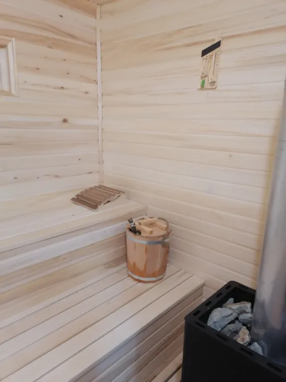 Барнхаус с видом из панорамных окон на красивый пейзаж Домбайских гор