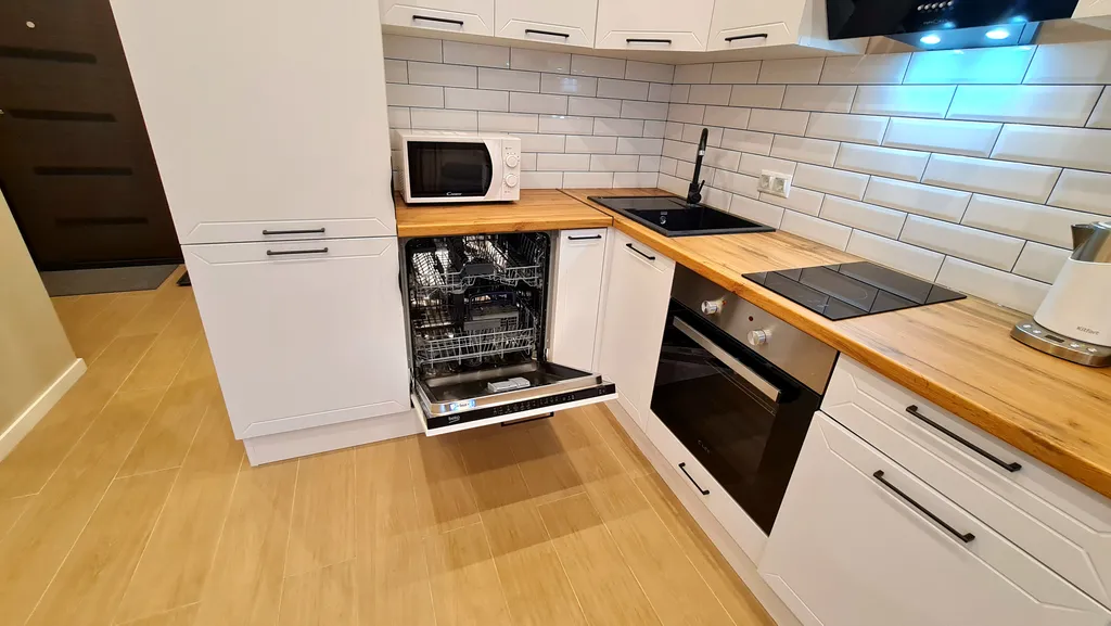 Квартира-студия с изолированной спальней и балконом в приморском парке