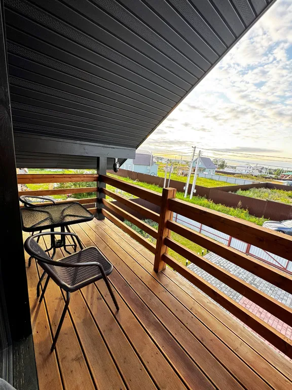 Стильный дом-шале с панорамными окнами, террасой и костровой зоной