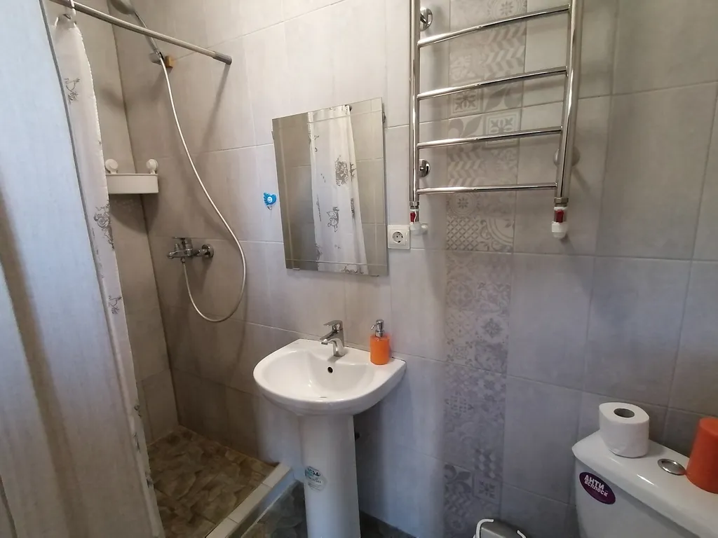 Двухкомнатный современный отдельный дом со своим двором и парковкой