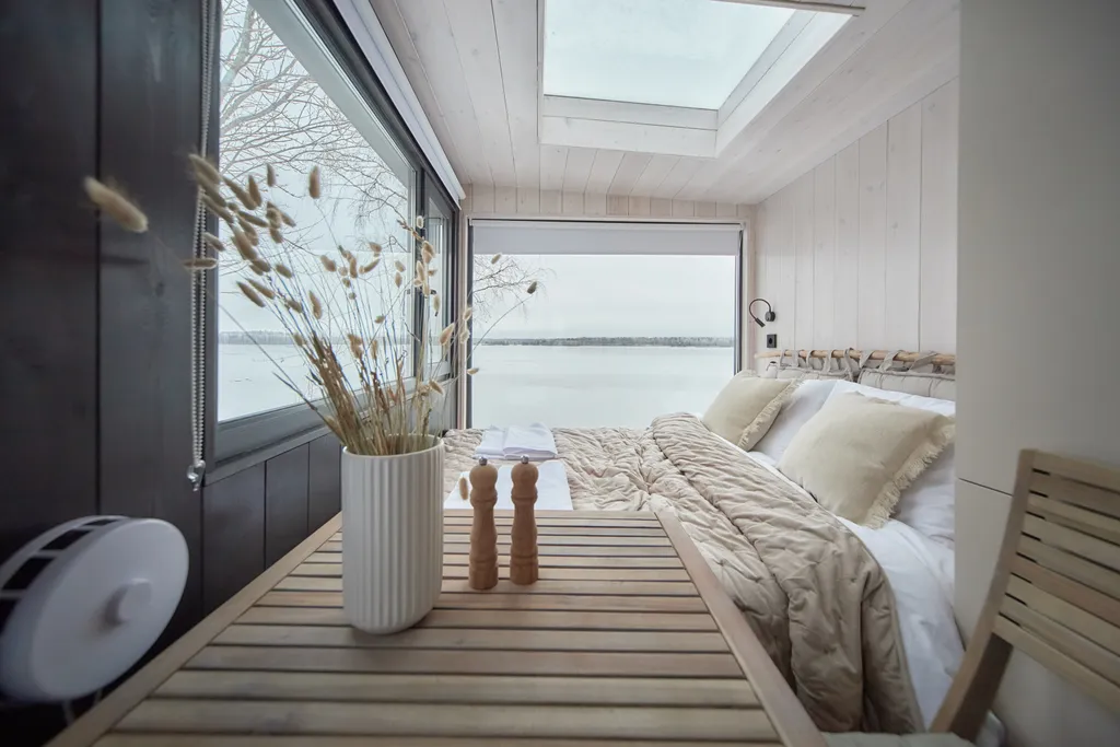 Домик на 2 с окном в потолке прямо на берегу