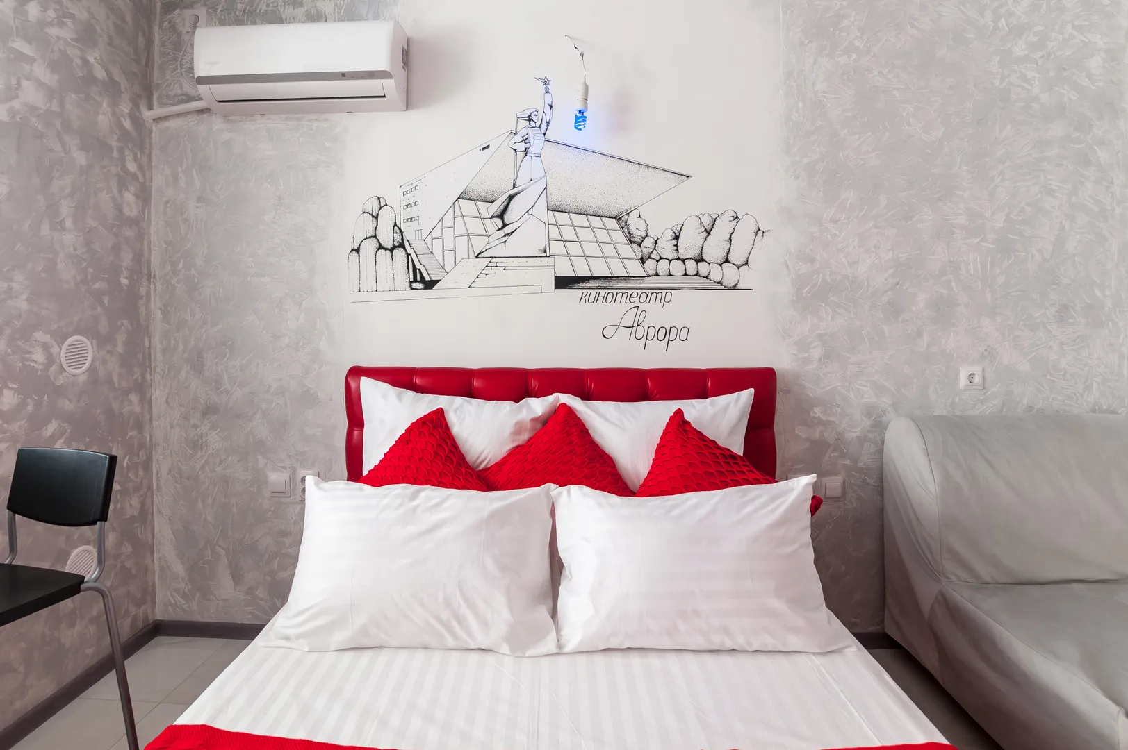 Двуспальная кровать и картина символизирующая Краснодар