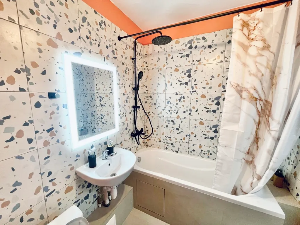 Просторная студия с лоджией и видом на город