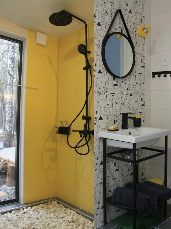 Дом в лесу на берегу озера