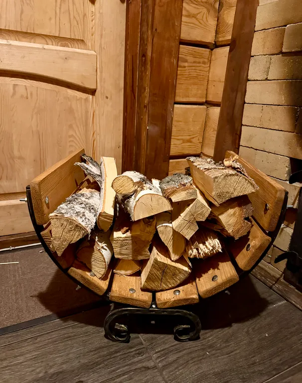 Уютный, деревянный дом с баней в окружении соснового леса