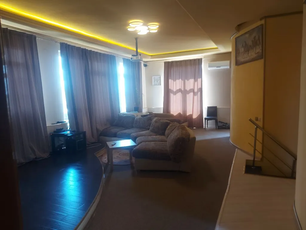 Коттедж с гостиной и столовой