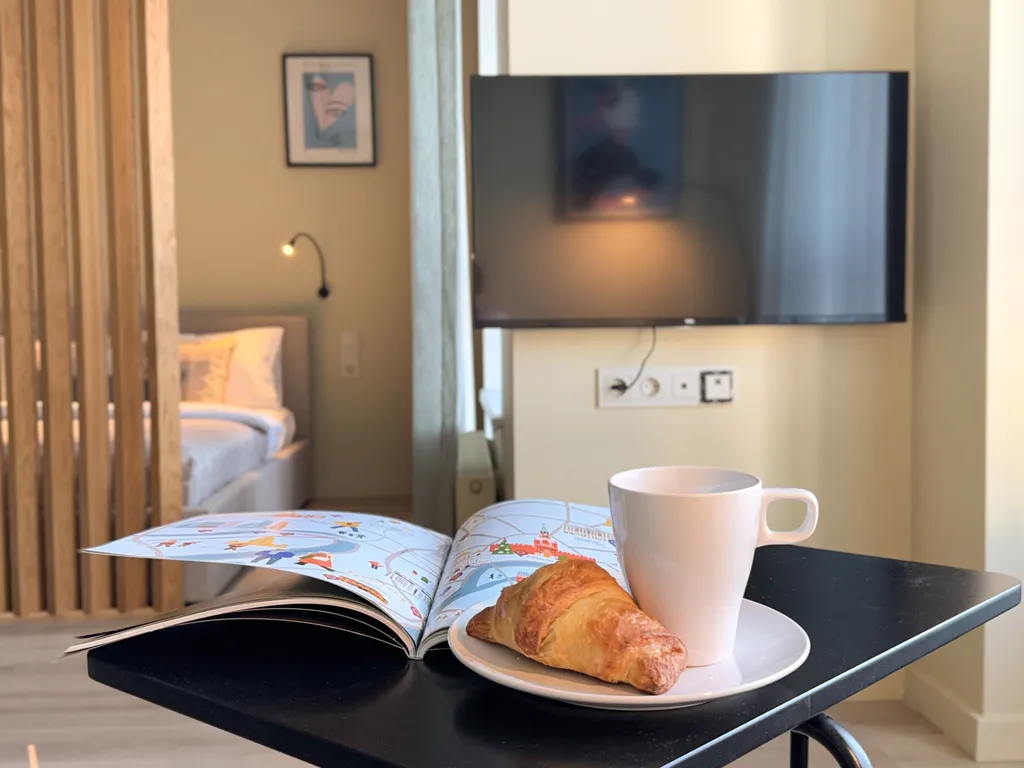 Студия в центре с балконом и стильным дизайном