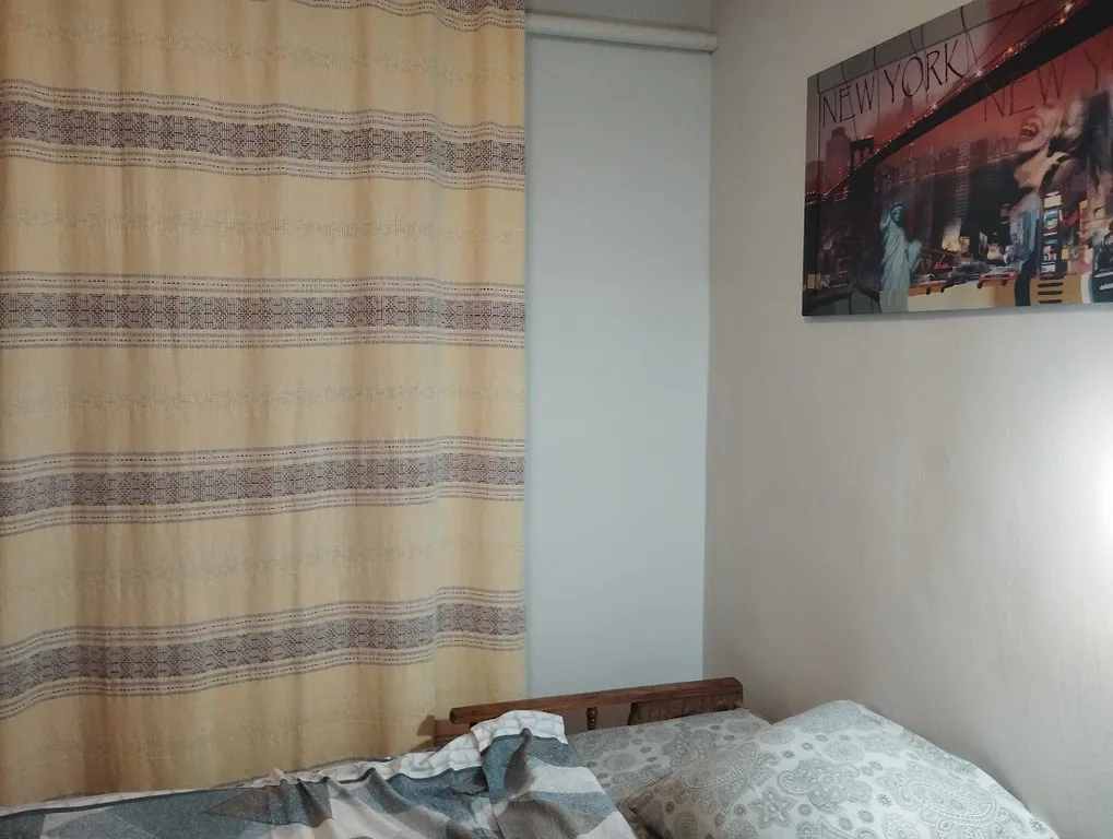 Комната с видом на осенний двор и сад