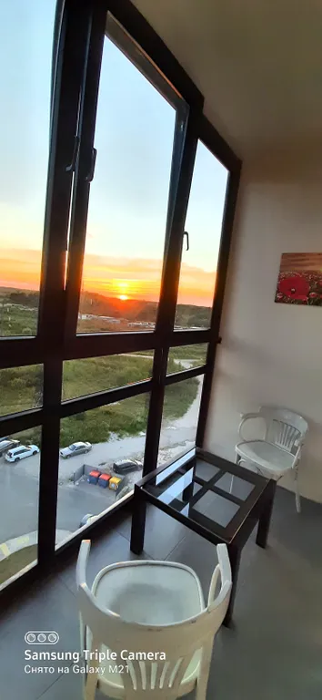 Студия с видом на поля и оранжевый закат