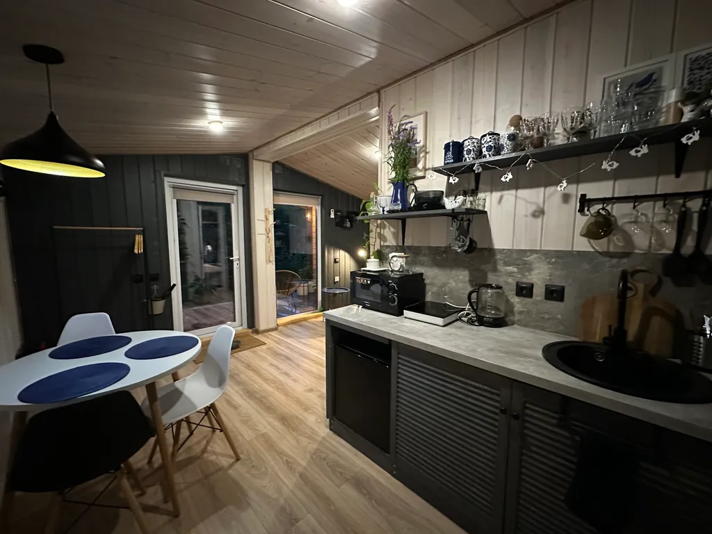 Светлый домик на опушке леса