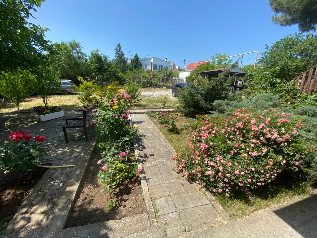 Квартира Квартира В розах и соснах утопает гостевой дом — Геленджик