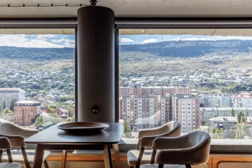 Панорамные окна с видом на гору