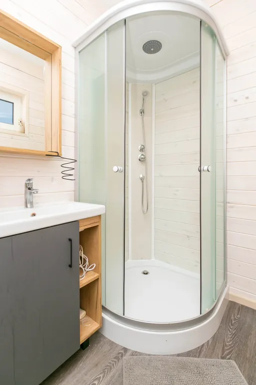 Дом в лесу рядом с озером