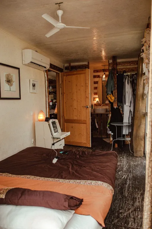 Уютная комната глэмпинг на творческой даче из морских контейнеров