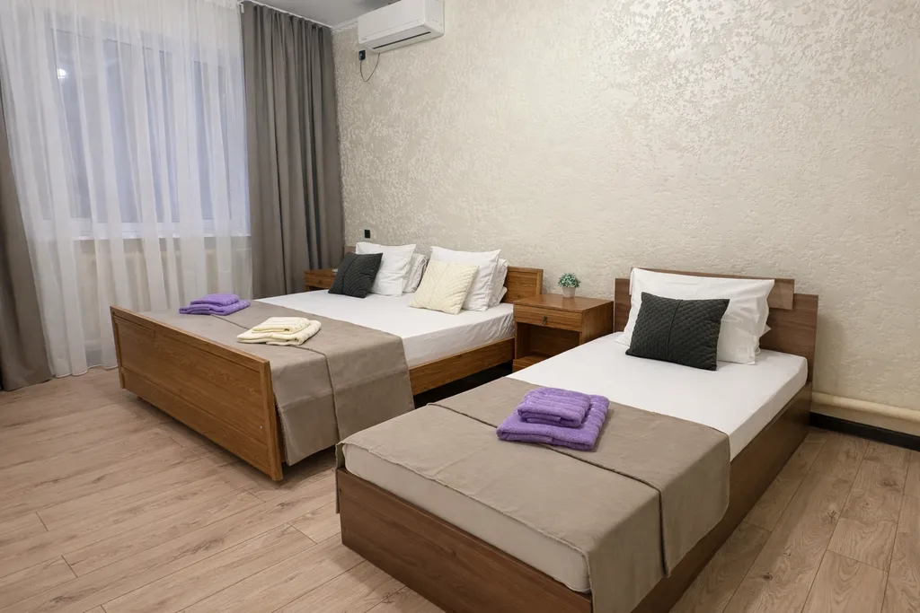 Квартира Трехместный улучшенный номер с собственной ванной комнатой — аренда посуточно в Сочи