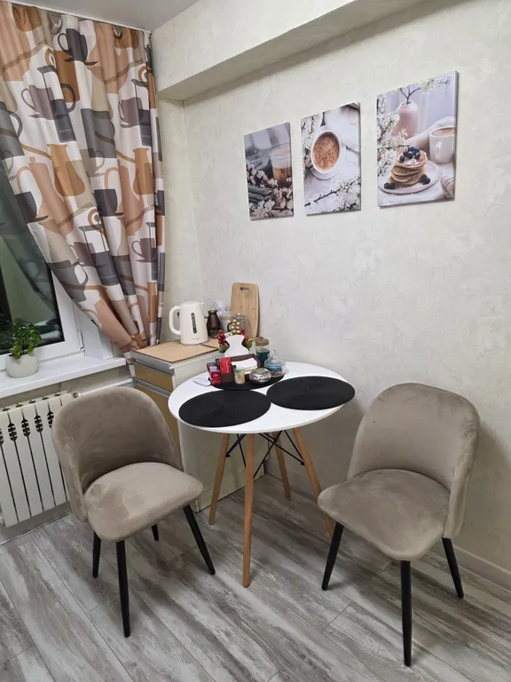 Стильная квартира с большой кроватью.